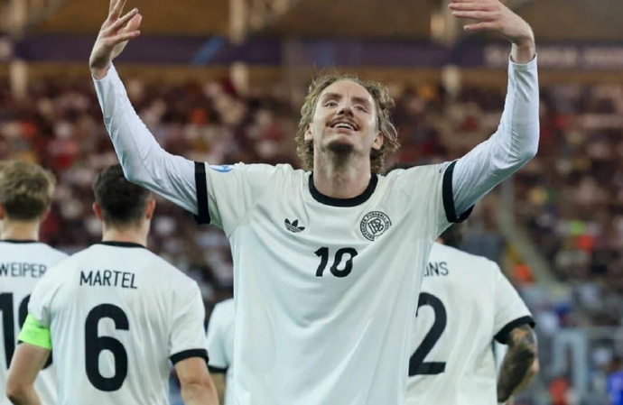 亿英镑的报 亿英镑的报